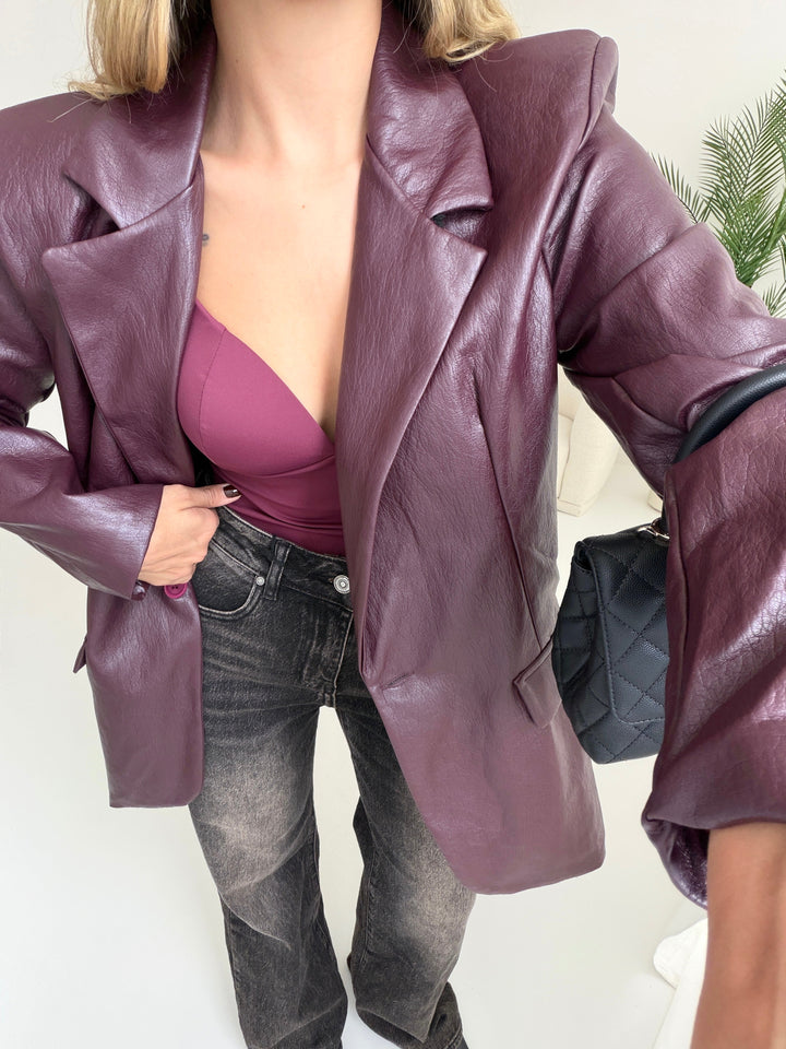 Calvyre-Paris | Suzanne | Veste en simili cuir à bouton bordeaux