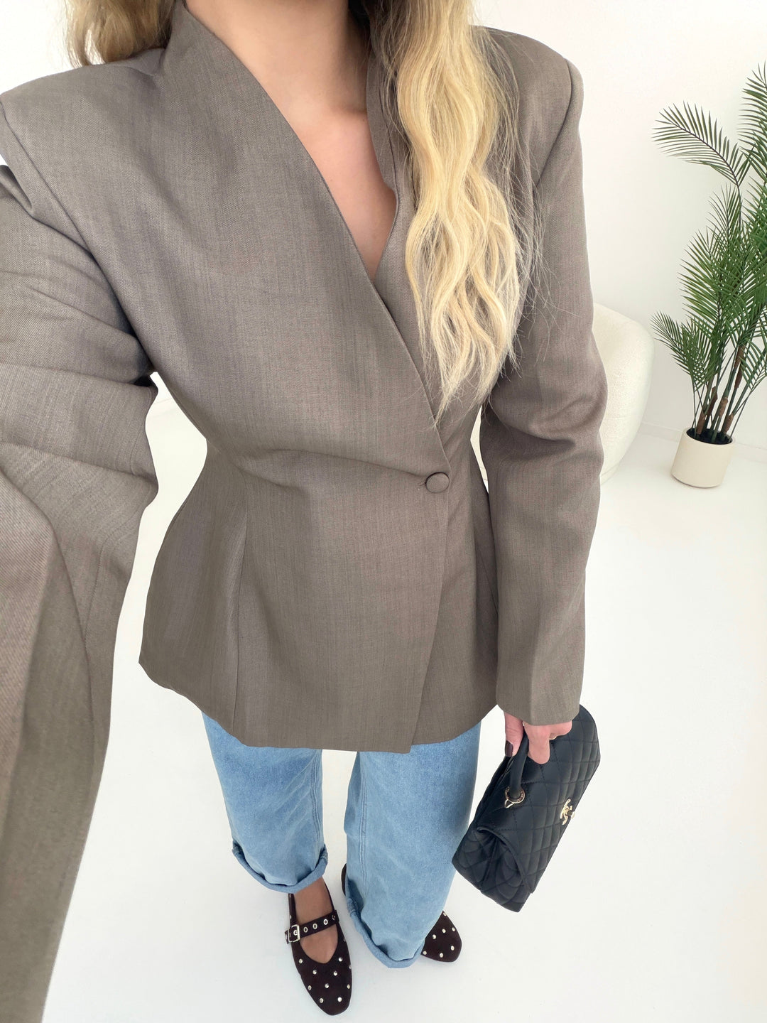 Calvyre-Paris | Romane | Veste cintrée à bouton latéral taupe