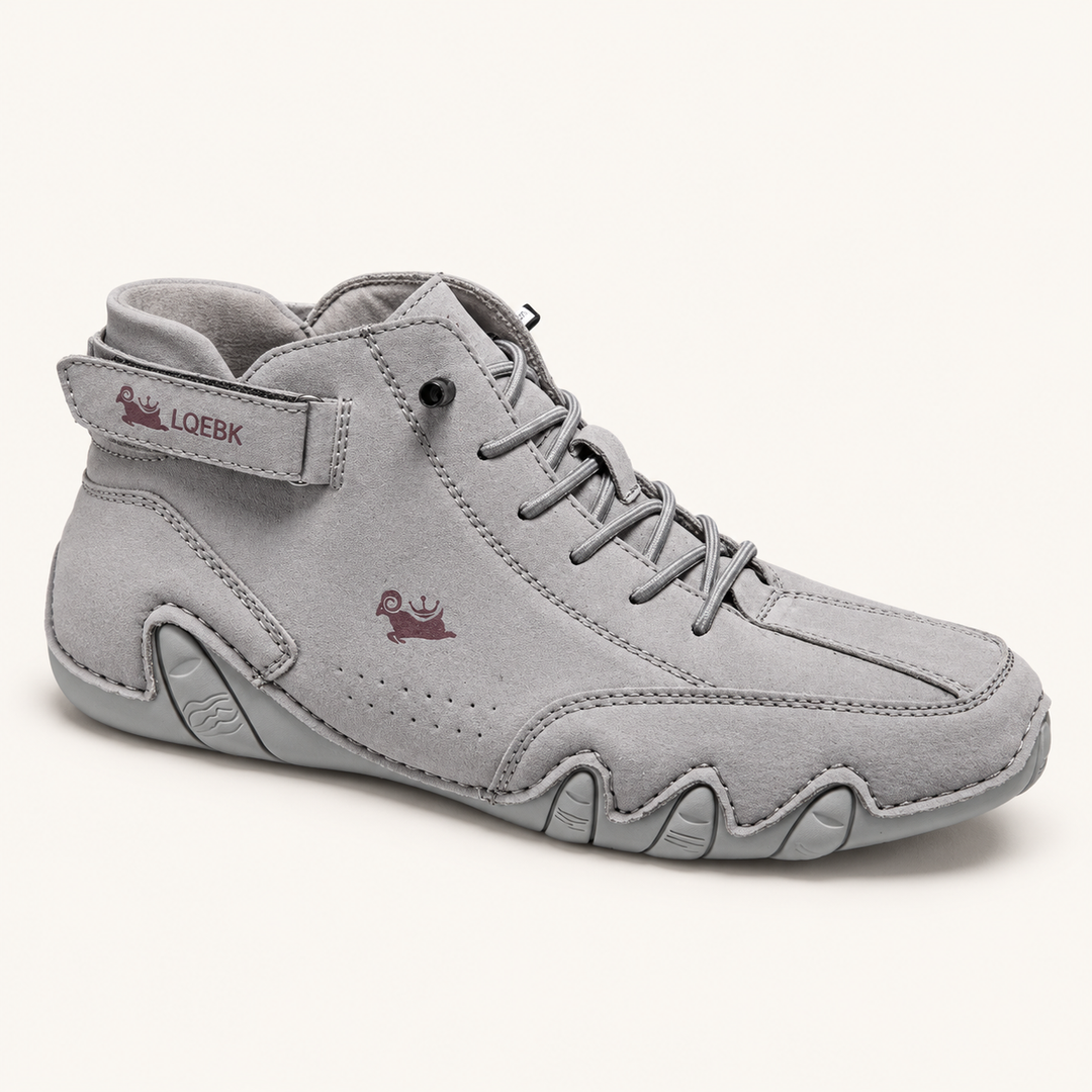 Calvyre-Paris Coralie | Chaussures confortables à soutien ergonomique — vue de trois quarts sur fond blanc cassé.
