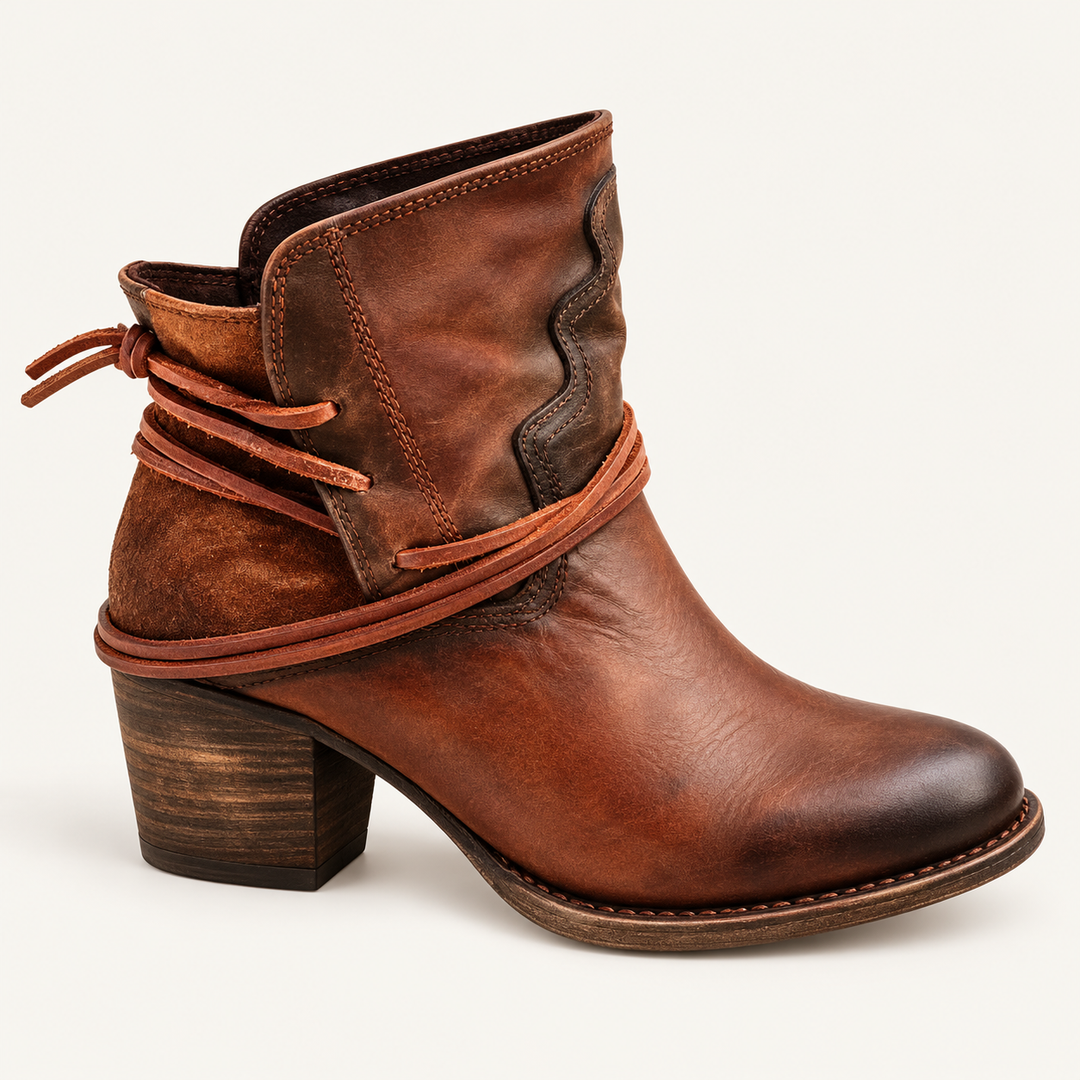 Calvyre-Paris Valérie | Bottes Vintage Style Far West — vue de trois quarts sur fond blanc cassé.