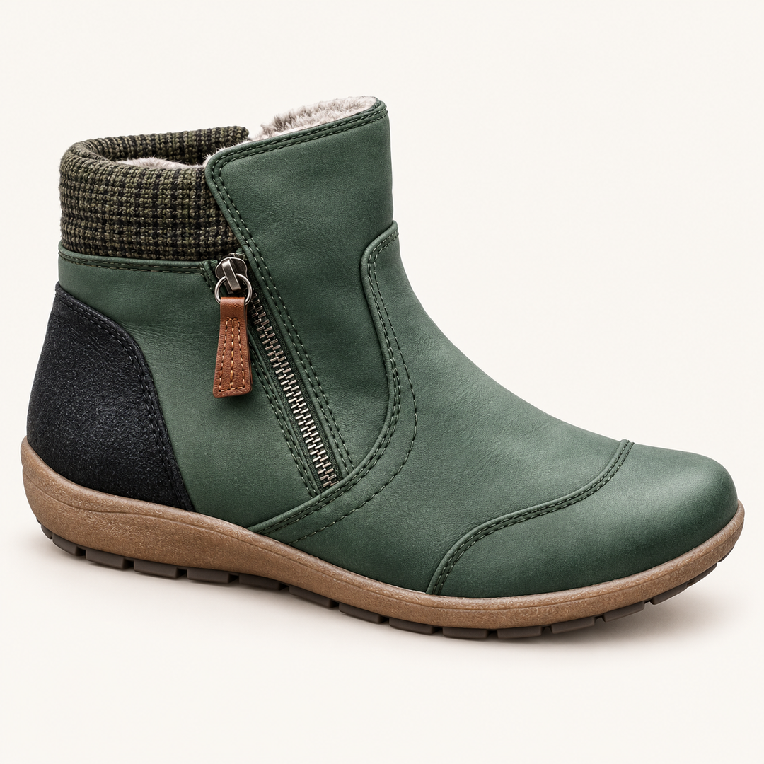 Calvyre-Paris Victoire | Bottes au quotidien — vue de trois quarts sur fond blanc cassé.