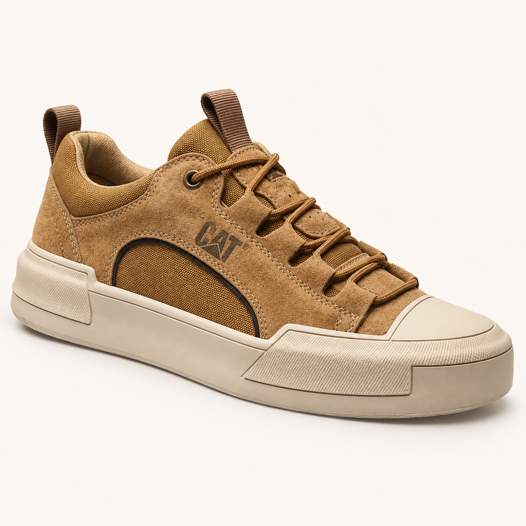 Calvyre-Paris | Baskets urbaines en cuir haut de gamme — photo du produit sur fond blanc cassé.