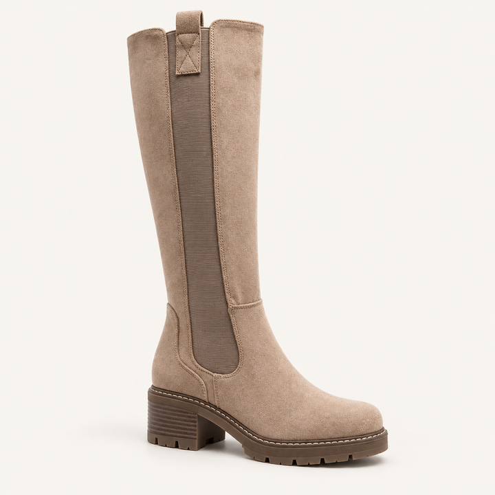 Calvyre-Paris Solène – Bottes hautes aspect daim — vue de face sur fond blanc cassé.