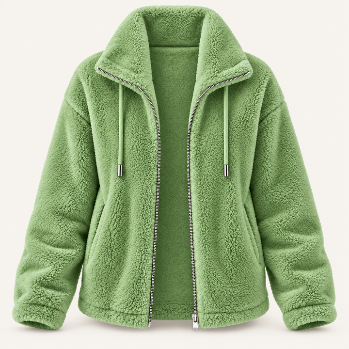 Céliane : veste teddy verte, vue de face sur fond blanc cassé.