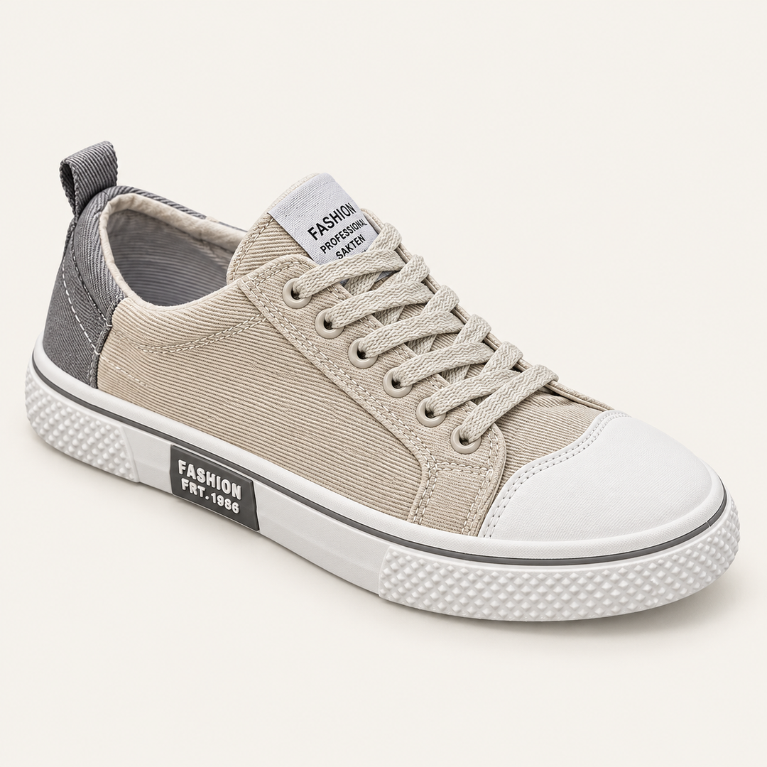 Basket beige et grise, pointe vers la droite, sur fond blanc cassé.