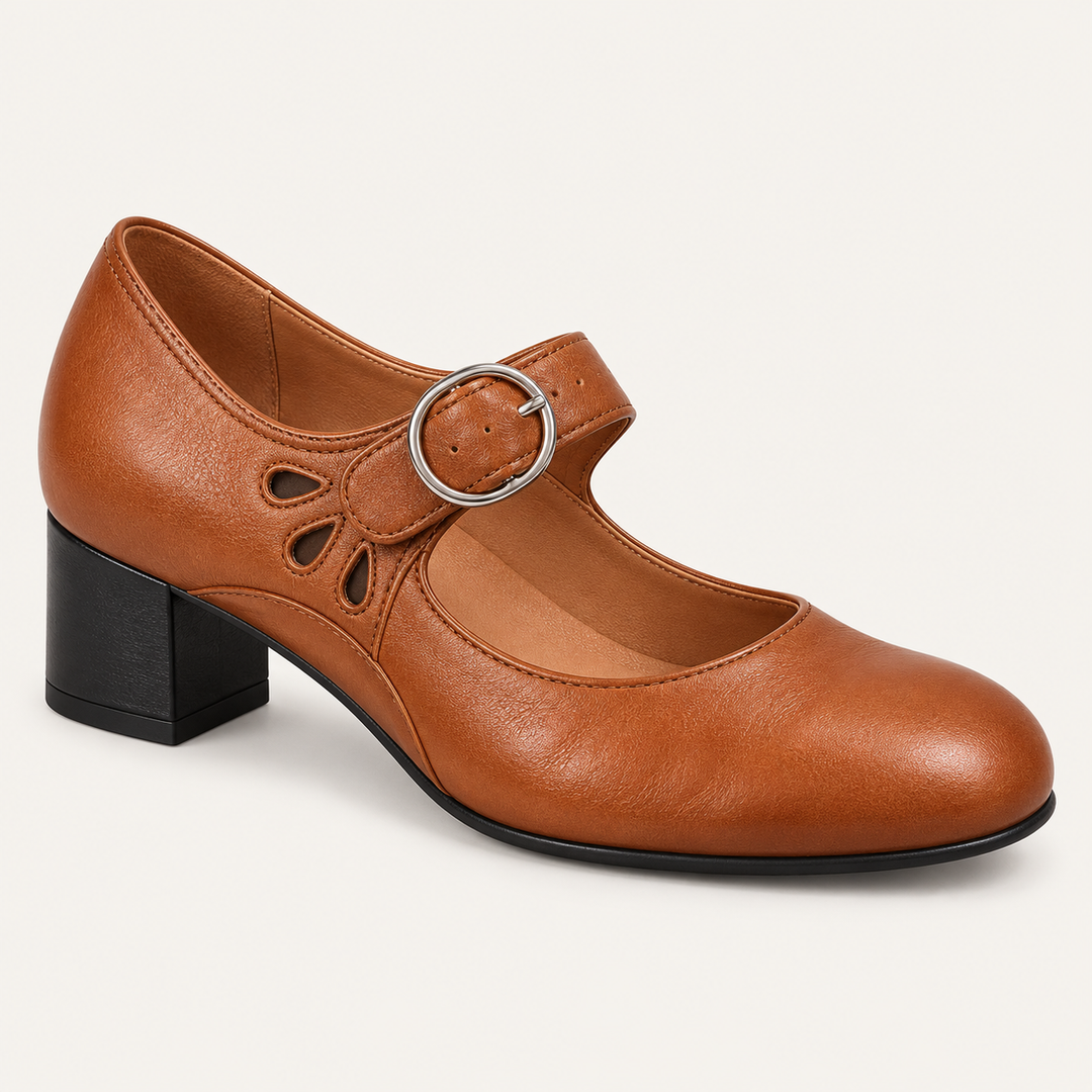 Tessa : chaussure cognac à talon noir, vue de trois quarts sur fond blanc cassé.