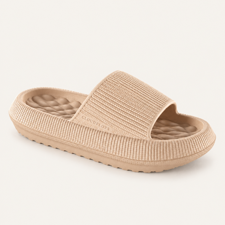 Cloud-Flops by Calvyre-Paris — Beige, sur fond blanc cassé.