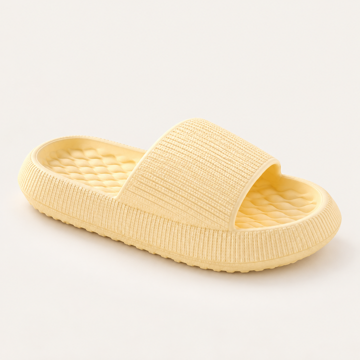 Cloud-Flops by Calvyre-Paris — Jaune pastel, sur fond blanc cassé.