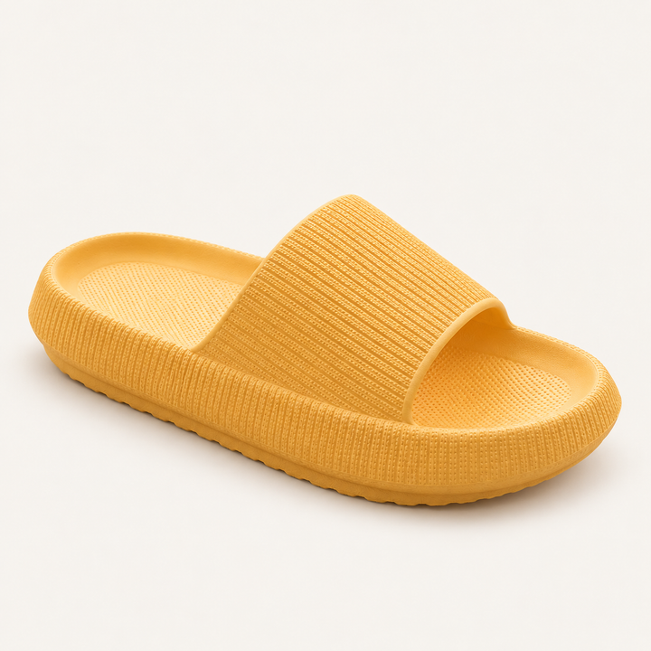 Cloud-Flops by Calvyre-Paris — Jaune, sur fond blanc cassé.
