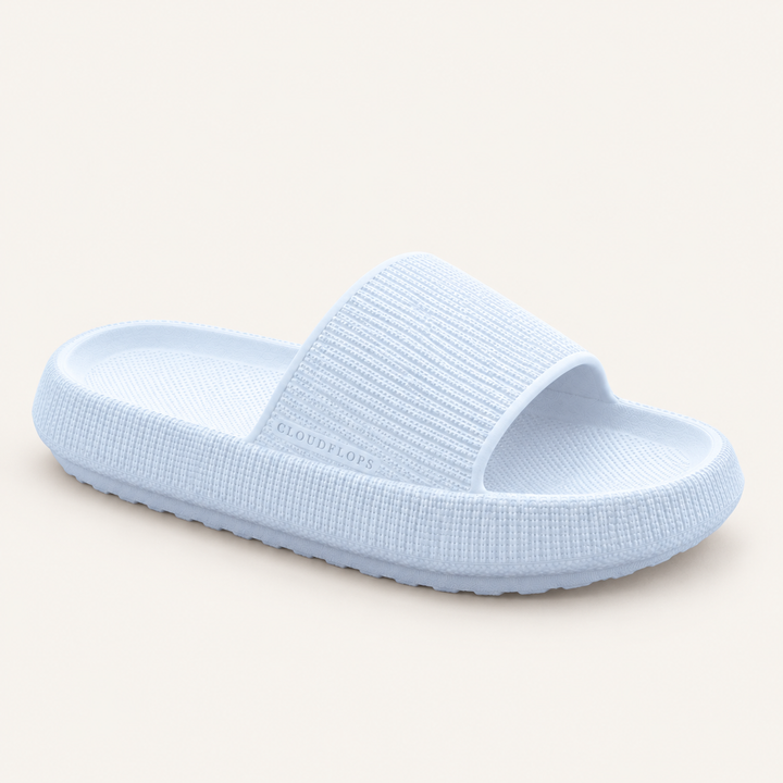 Cloud-Flops by Calvyre-Paris — Bleu glacier, sur fond blanc cassé.
