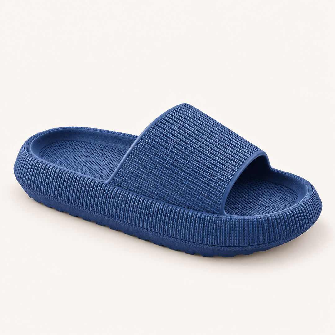Cloud-Flops by Calvyre-Paris — Bleu marine, sur fond blanc cassé.