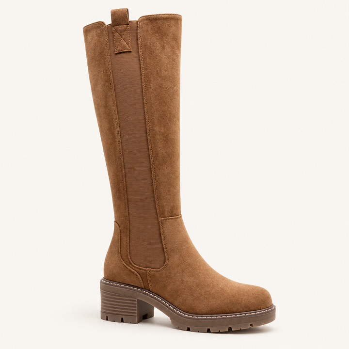 Calvyre-Paris Solène – Bottes hautes aspect daim — Camel, sur fond blanc cassé.