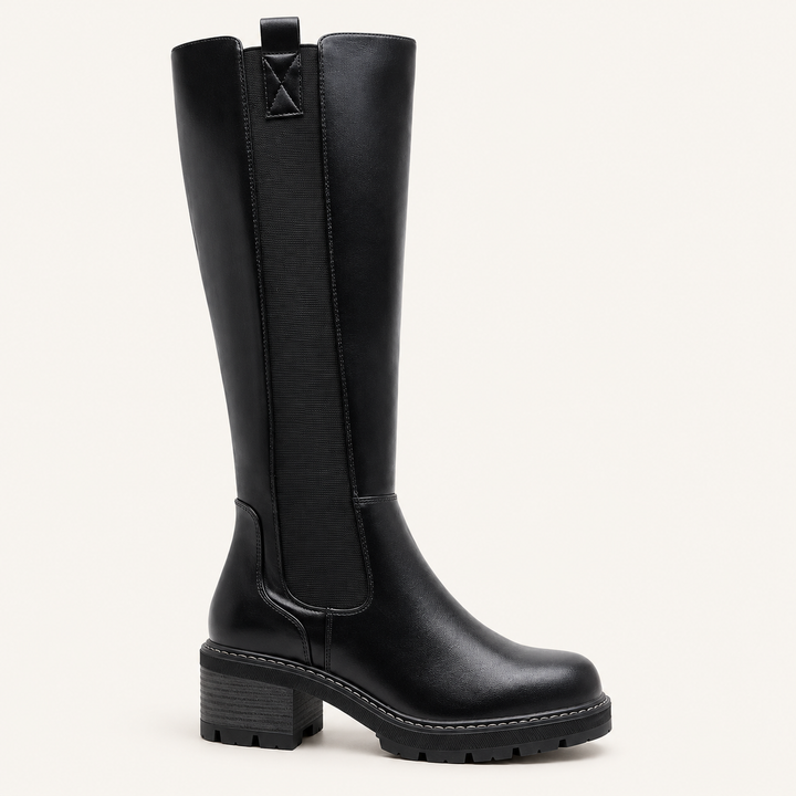 Calvyre-Paris Solène – Bottes hautes aspect daim — Noir lisse, sur fond blanc cassé.
