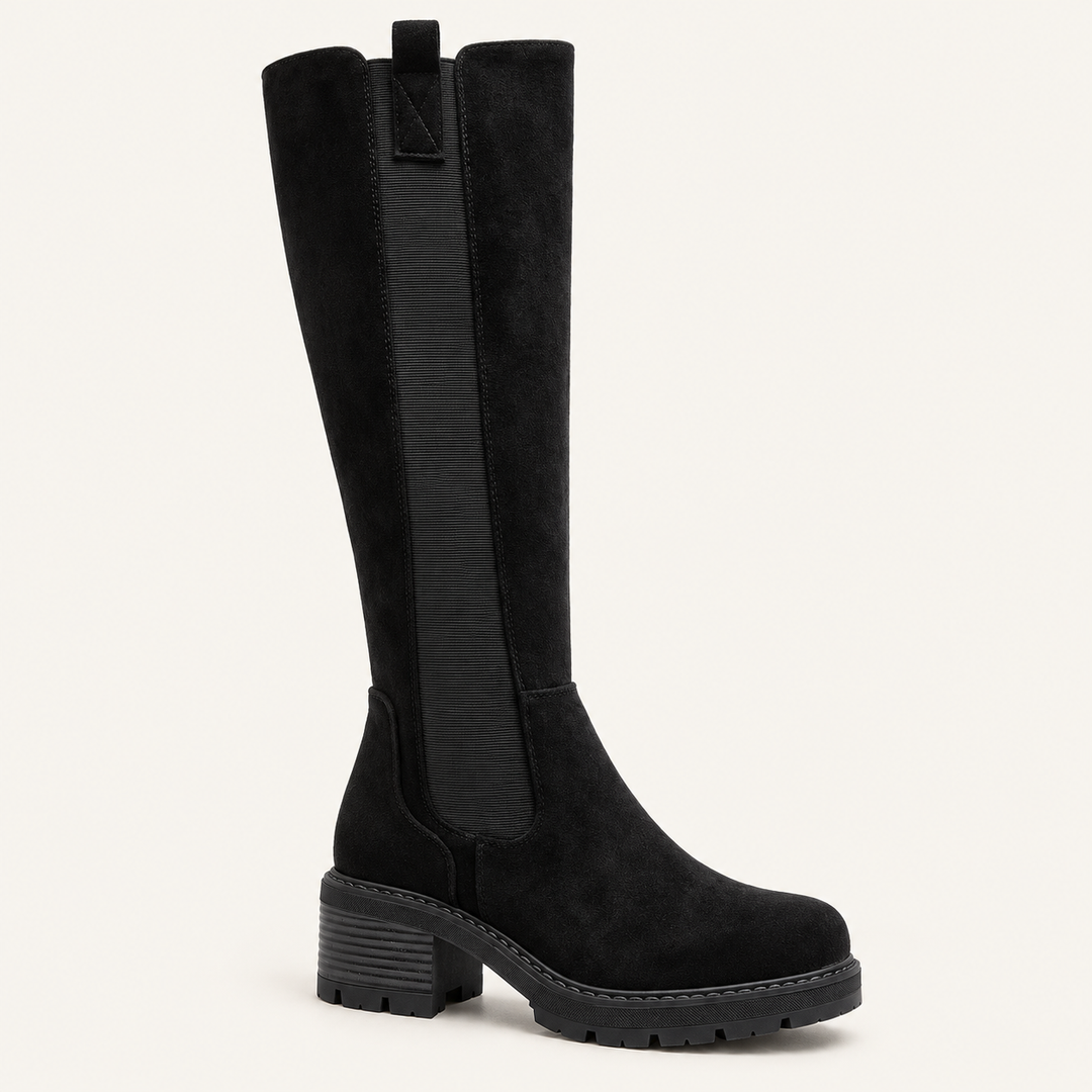Calvyre-Paris Solène – Bottes hautes aspect daim — Noir, sur fond blanc cassé.