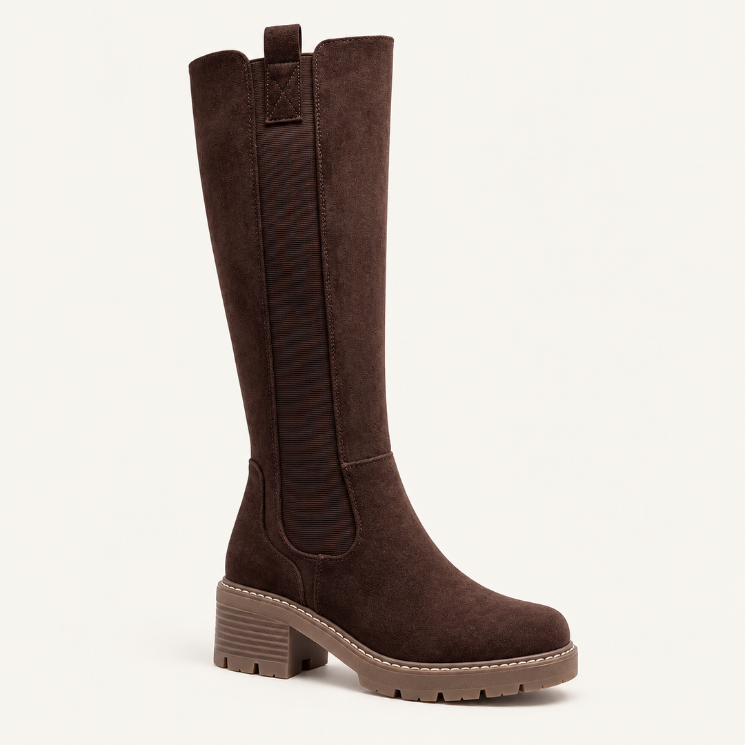Calvyre-Paris Solène – Bottes hautes aspect daim — Marron, sur fond blanc cassé.