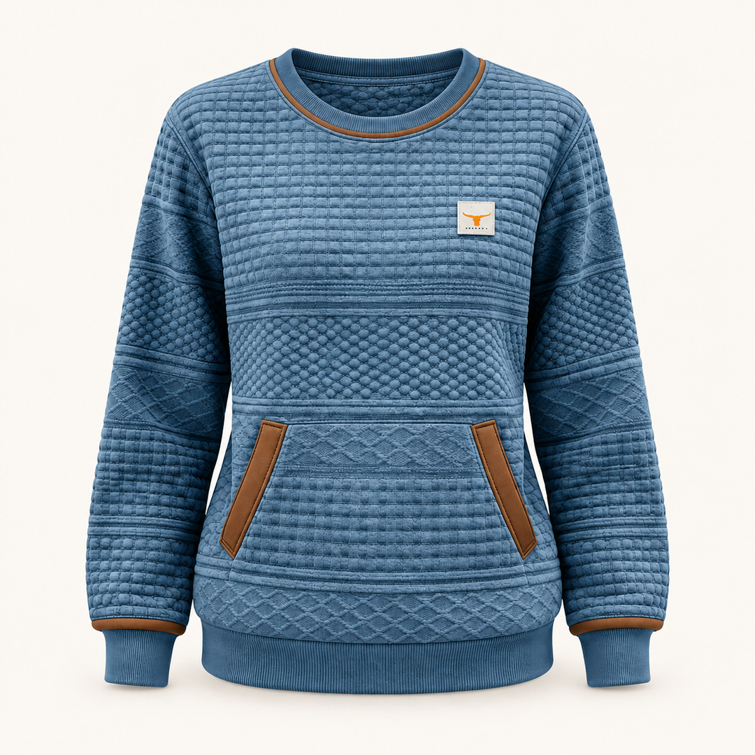 Calvyre-Paris  | Sweat Matelassé Col Rond pour Femme Chloé — Bleu Acier, sur fond blanc cassé.