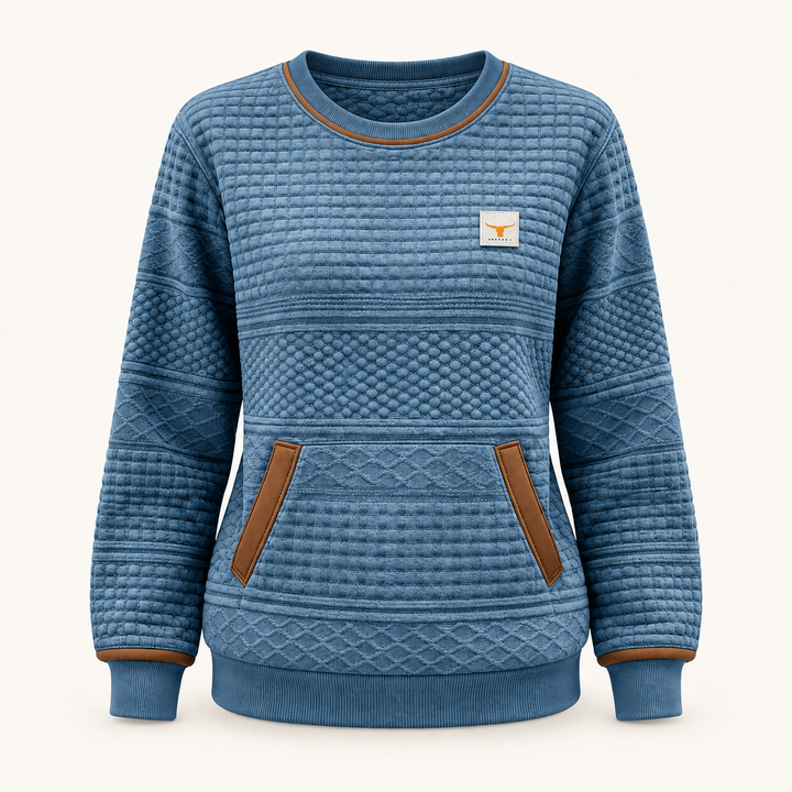 Calvyre-Paris  | Sweat Matelassé Col Rond pour Femme Chloé — Bleu Acier, sur fond blanc cassé.