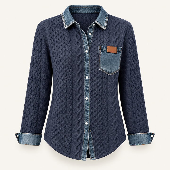 Calvyre-Paris  | Chemise Maille Torsadée pour Femme Claire — Bleu Marine, sur fond blanc cassé.