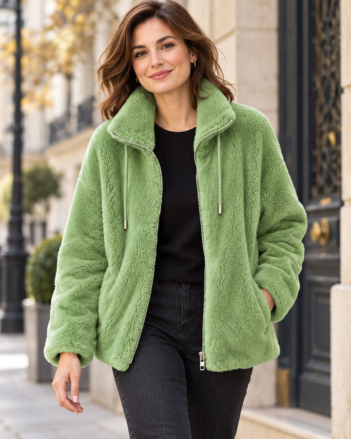Céliane vert portée avec un haut noir et un jean